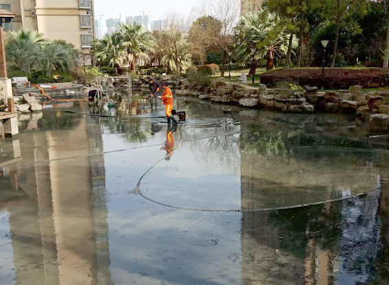 火炬开发区街道景观池淤泥清理