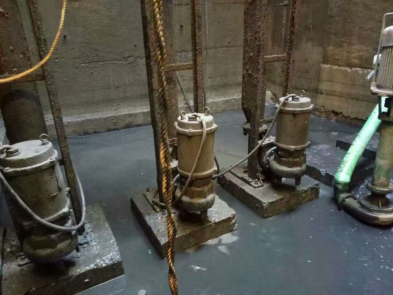 火炬开发区街道污水池清理