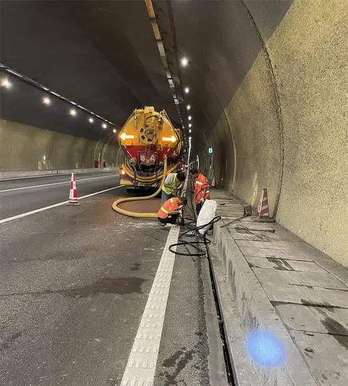 火炬开发区街道隧道排水渠清淤